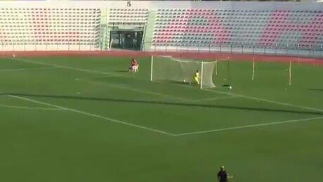Milli yıldız orta sahadan gol attı!